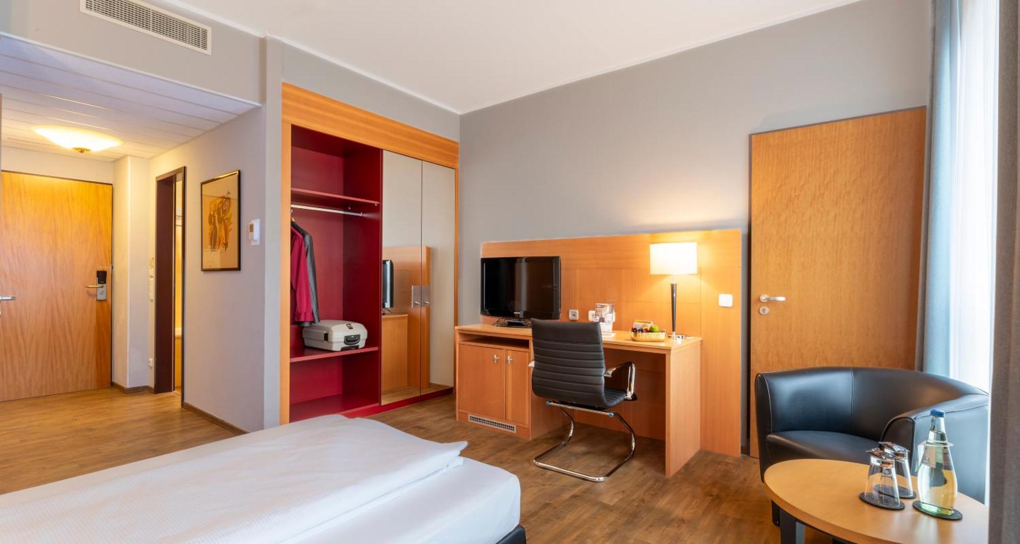 Plaza Premium Koeln Hotel Exterior photo